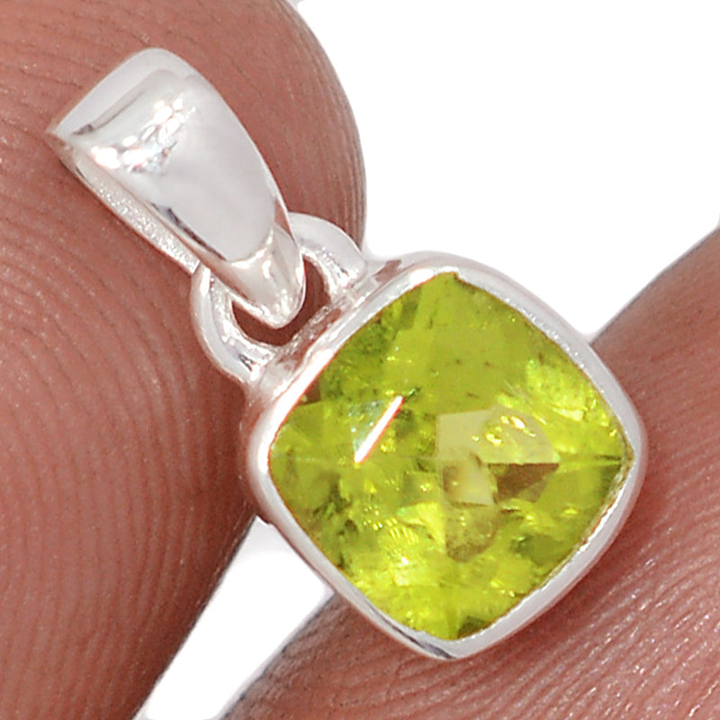 0.6" Peridot Pendants - PDTP681