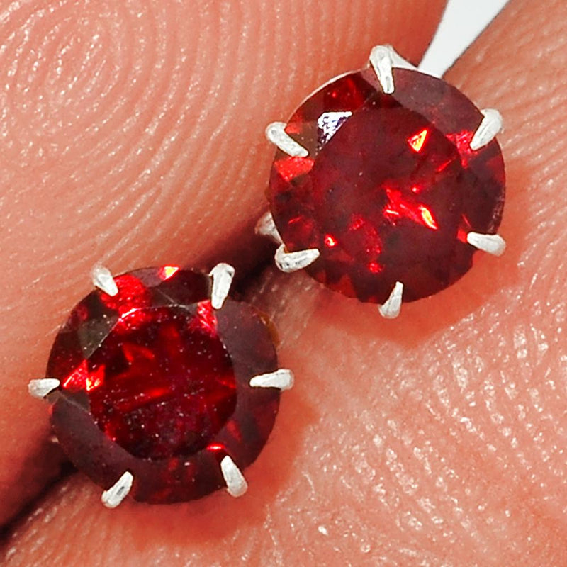 6*6MM : Claw - Faceted Garnet Studs - GRFS484