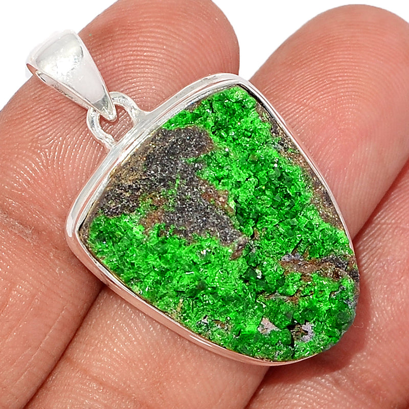 1.5" Uvarovite Green Garnet Pendants - UGGP207