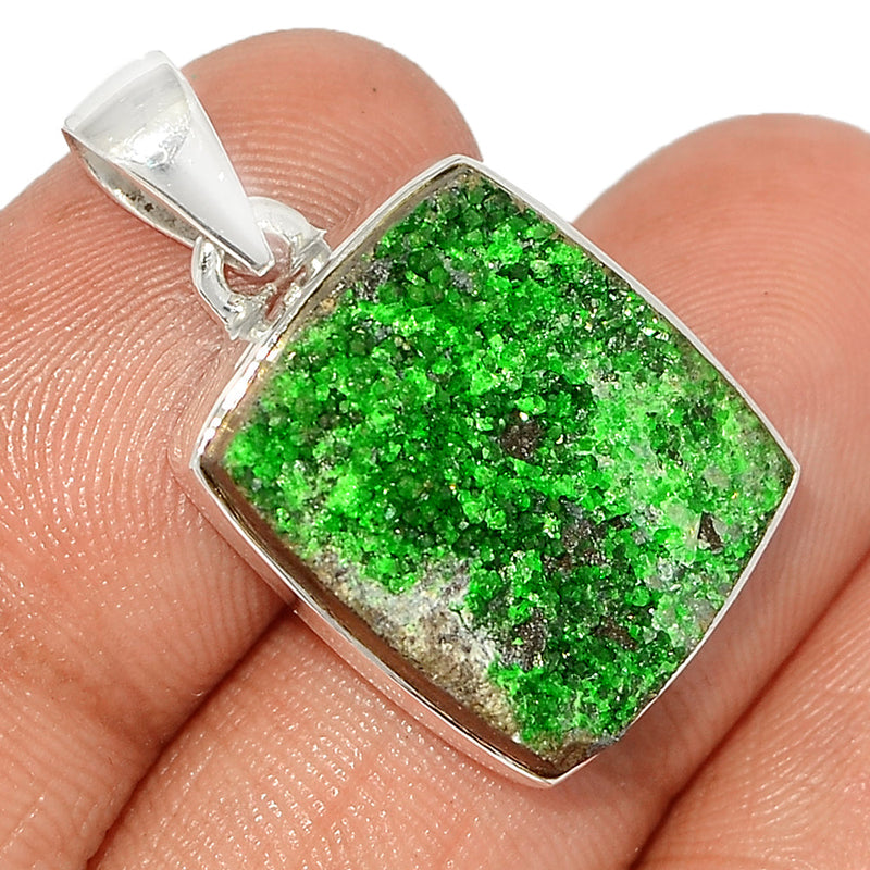 1.1" Uvarovite Green Garnet Pendants - UGGP295
